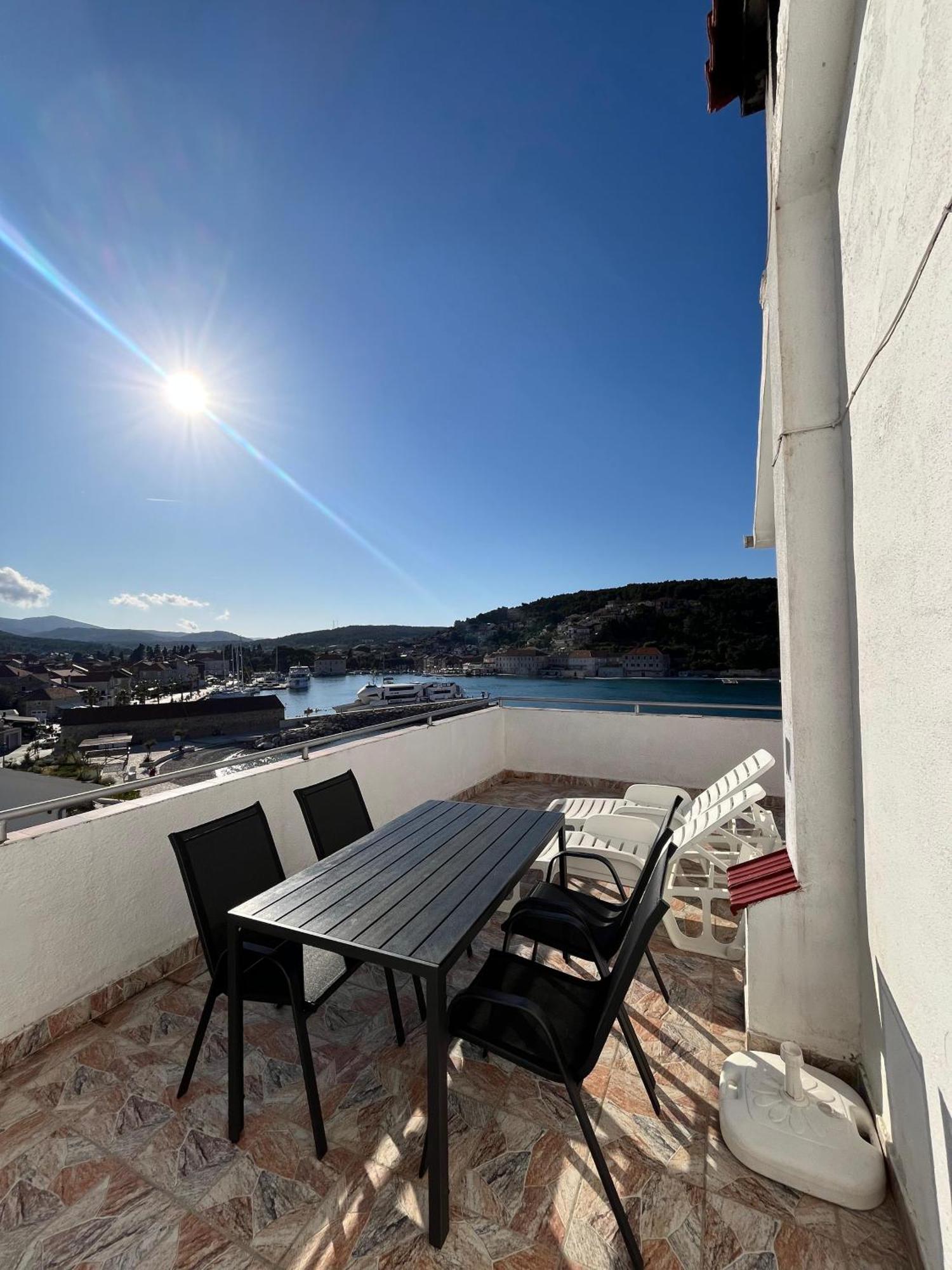 Peronja Jelsa Seafront Appartement *