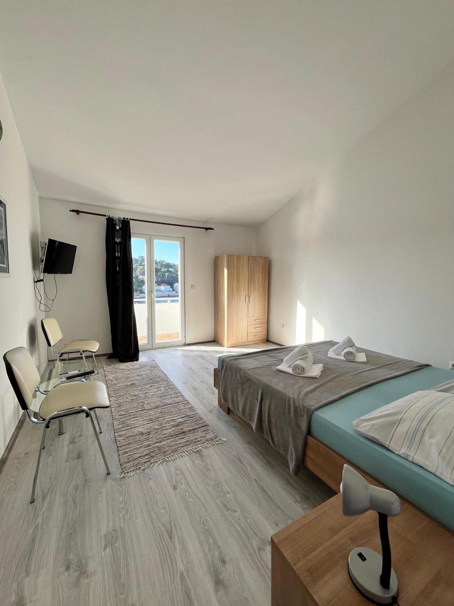 Peronja Jelsa Seafront Appartement