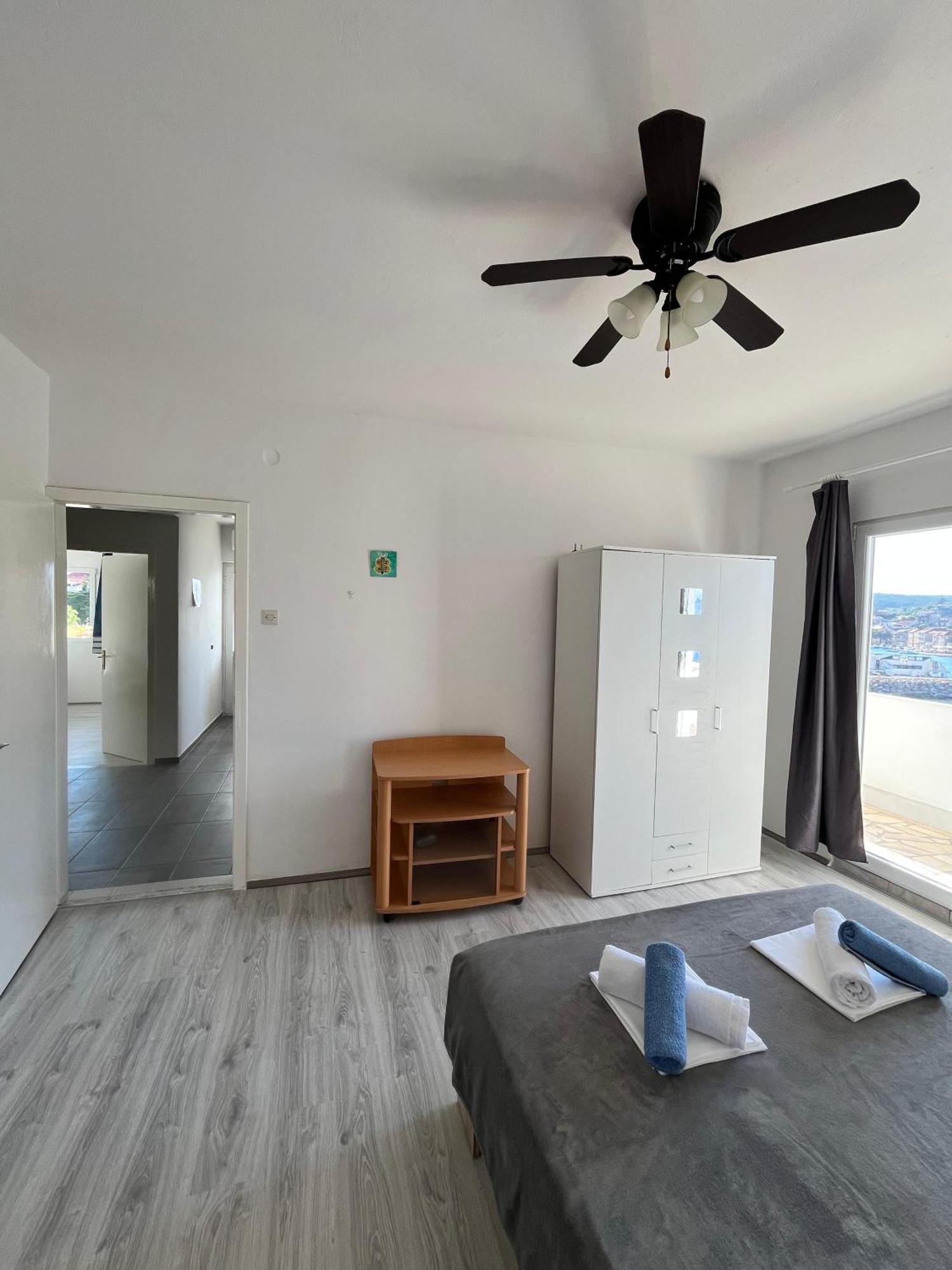 Peronja Jelsa Seafront Appartement *